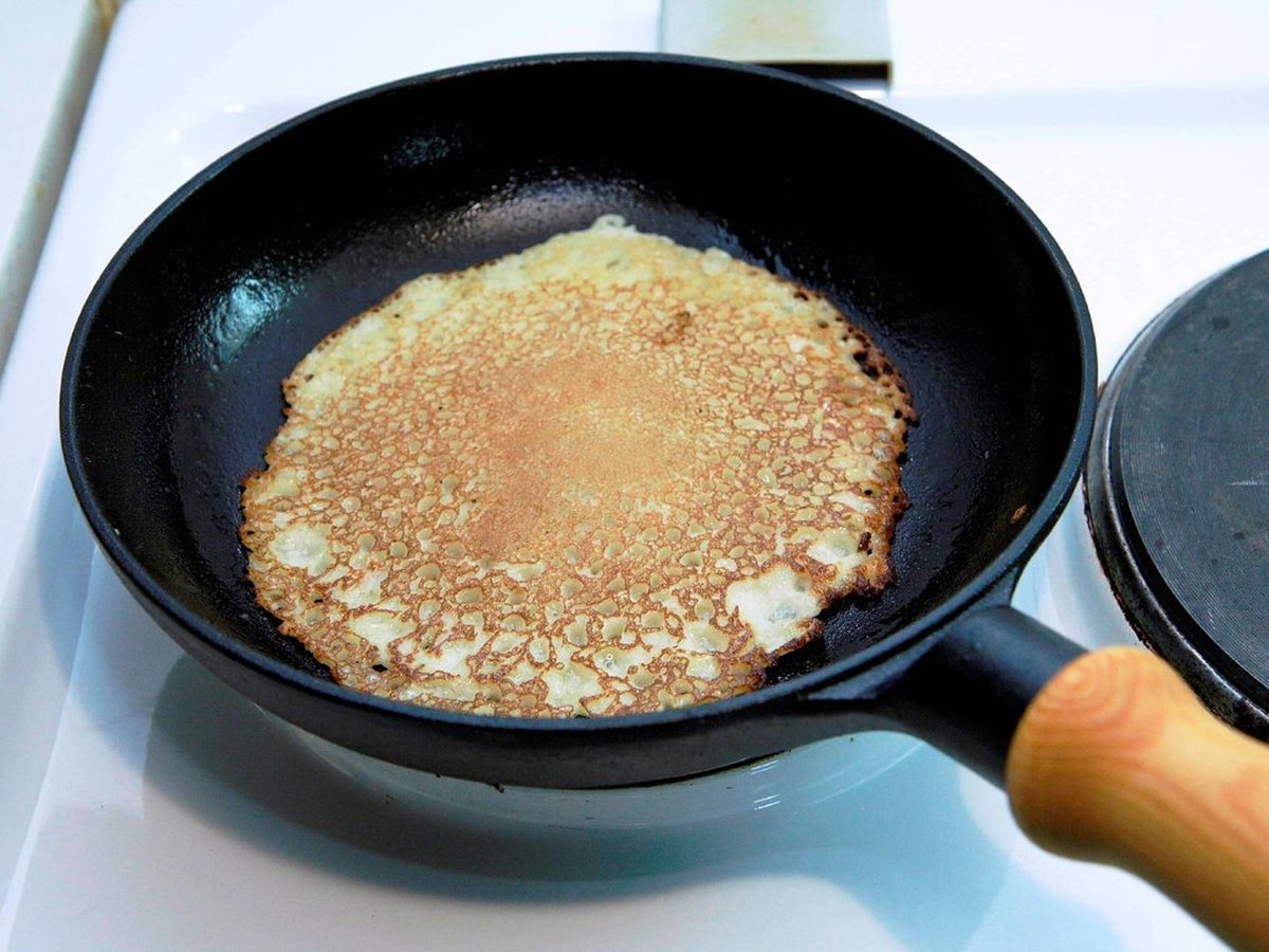 Kleine Pfannkuchen braten in Butter