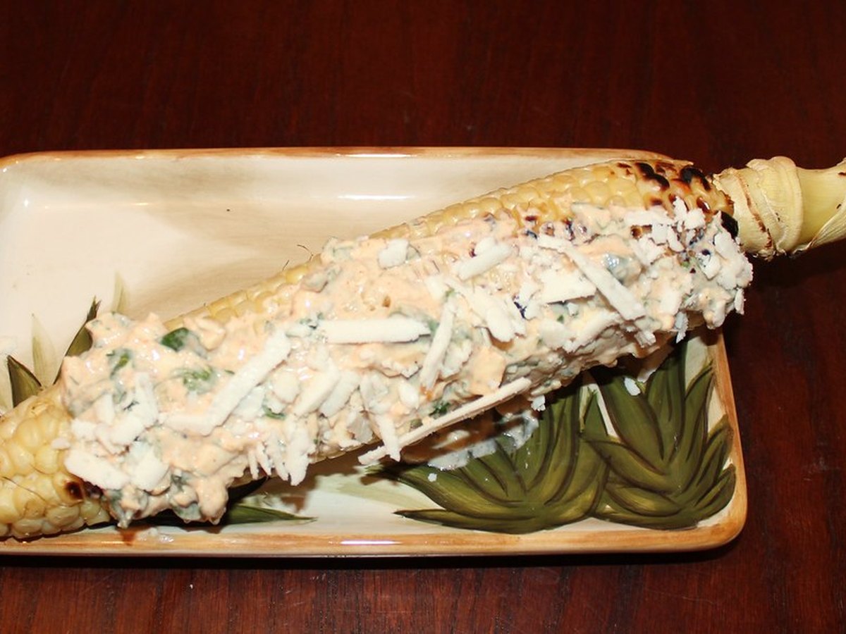 Mexikanischer Elote mit Käse und Chili