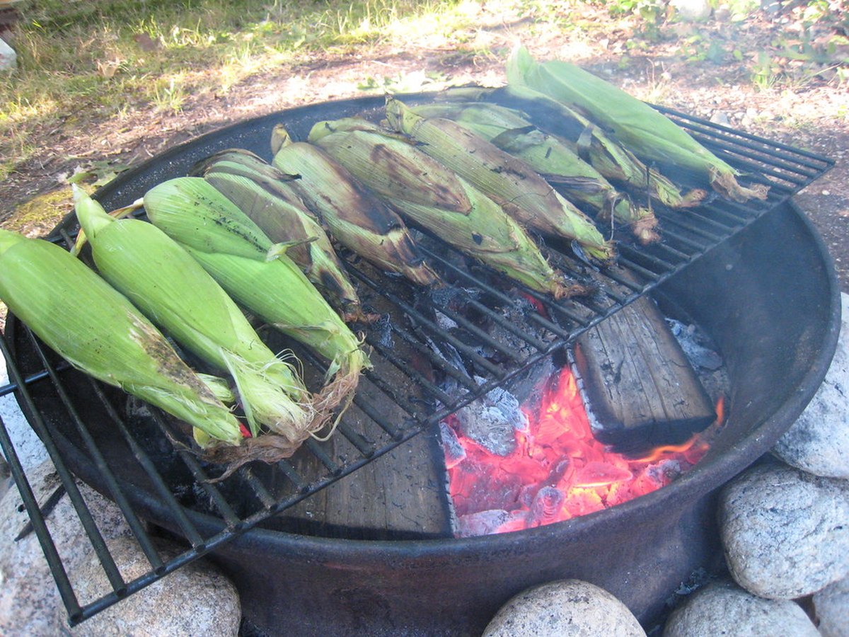 Maiskolben auf dem Holzkohlegrill