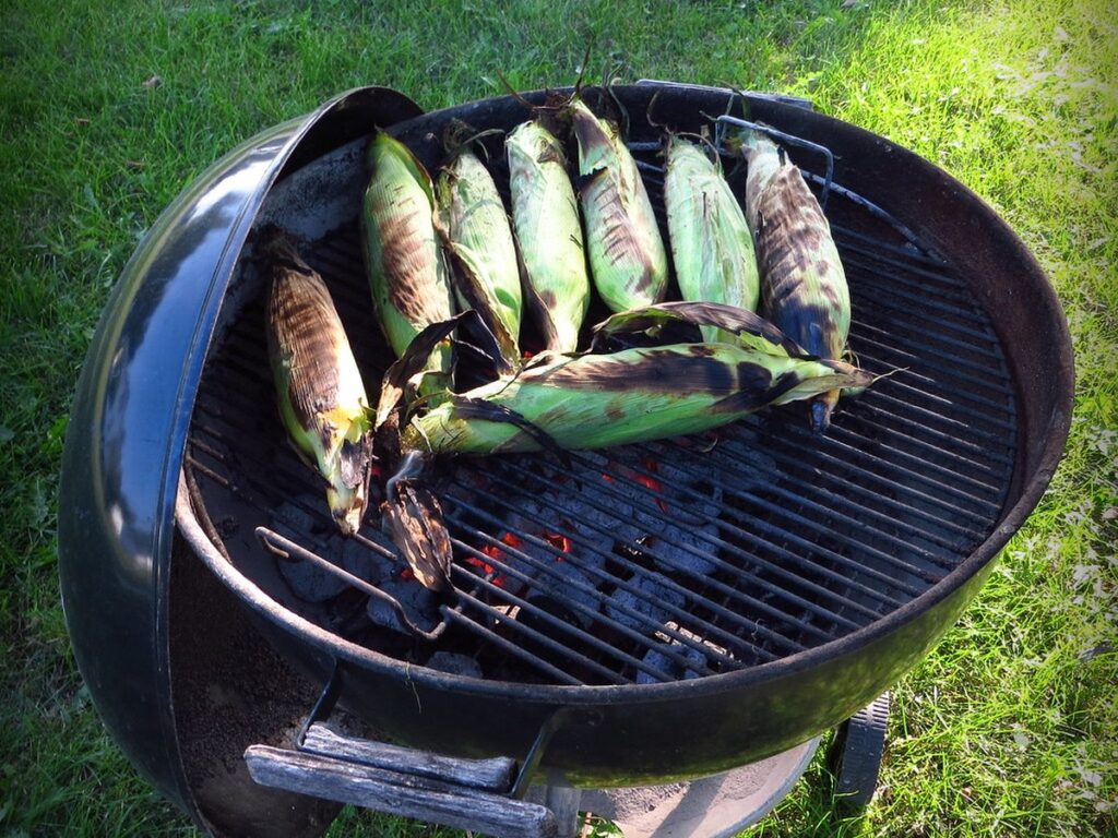 Gegrillte Maiskolben mit Butter