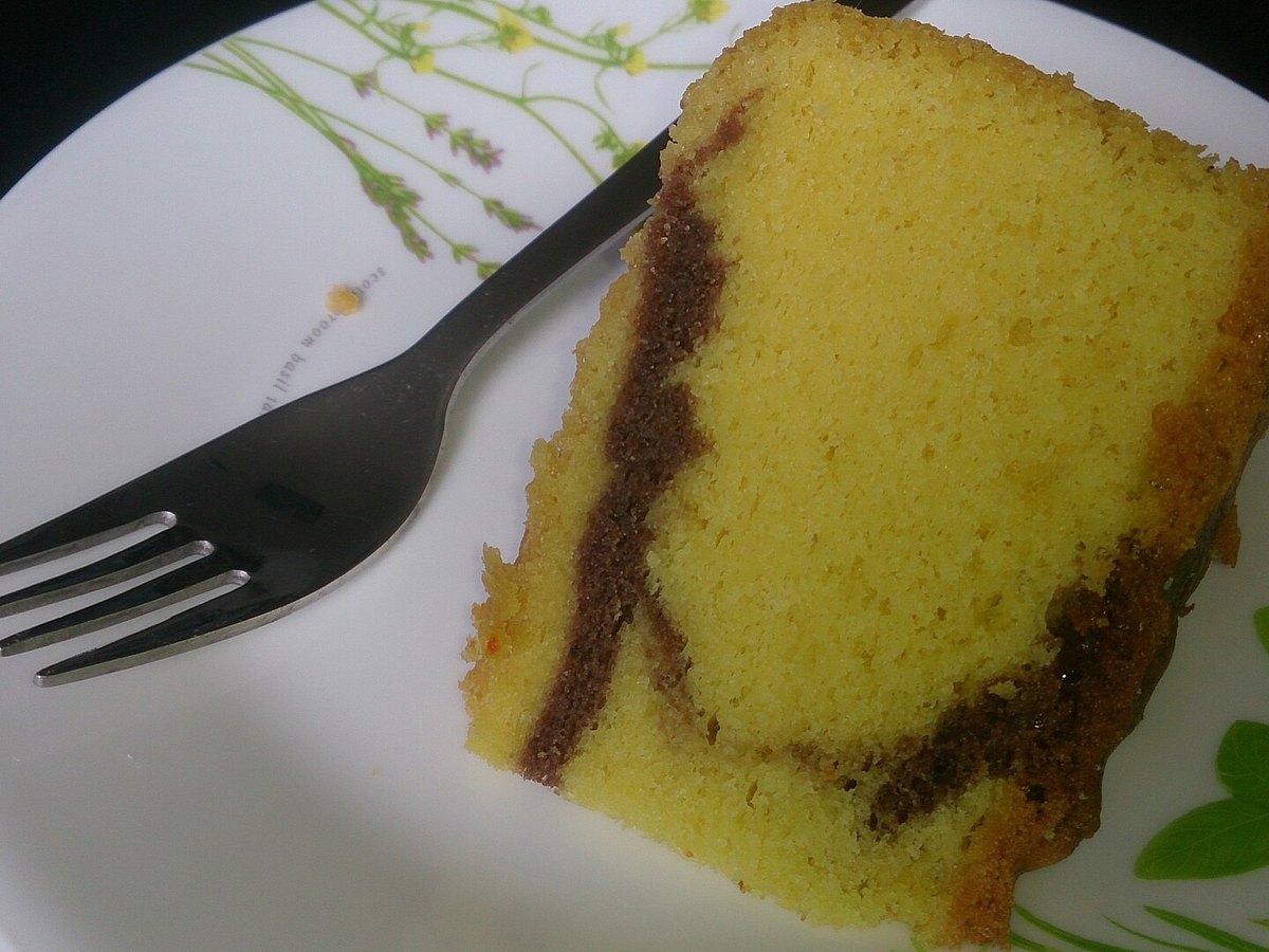 Ein Stück Marmorkuchen auf einem Teller