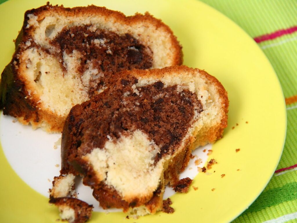 Angeschnittener Marmorkuchen mit hellen und dunklen Streifen