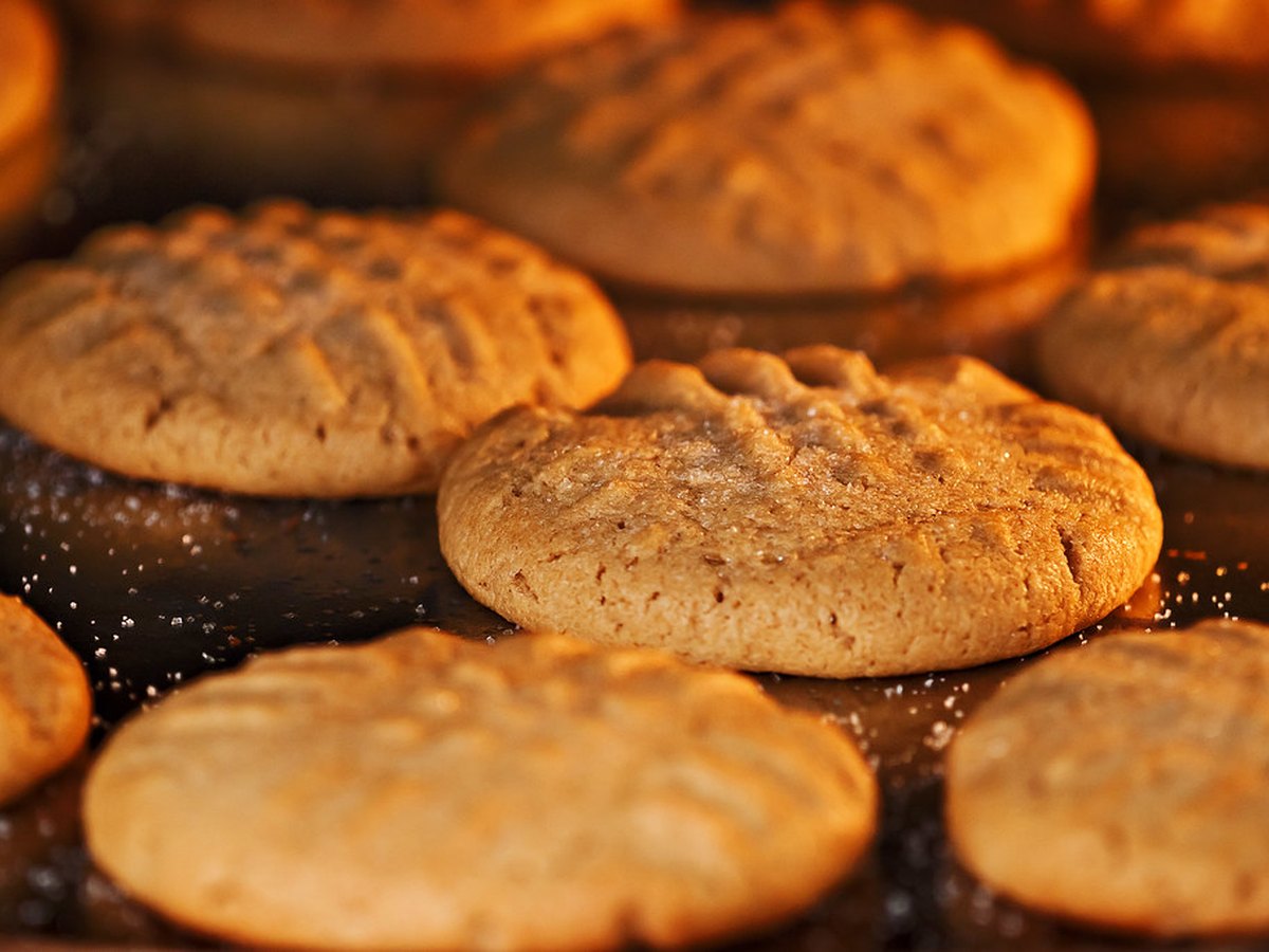 Butter und Zucker werden cremig geschlagen