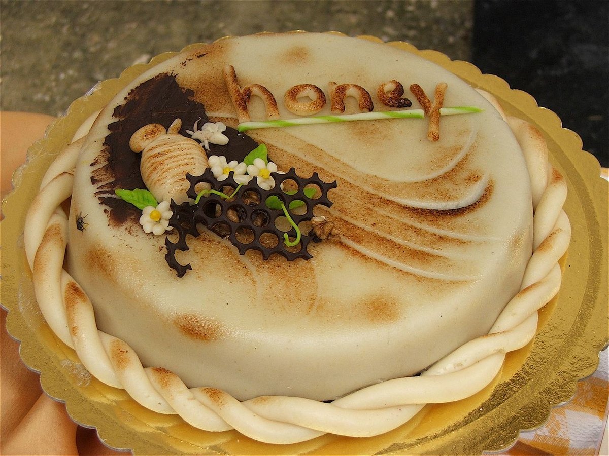 Kuchen mit Zuckerguss und Mandelblättchen