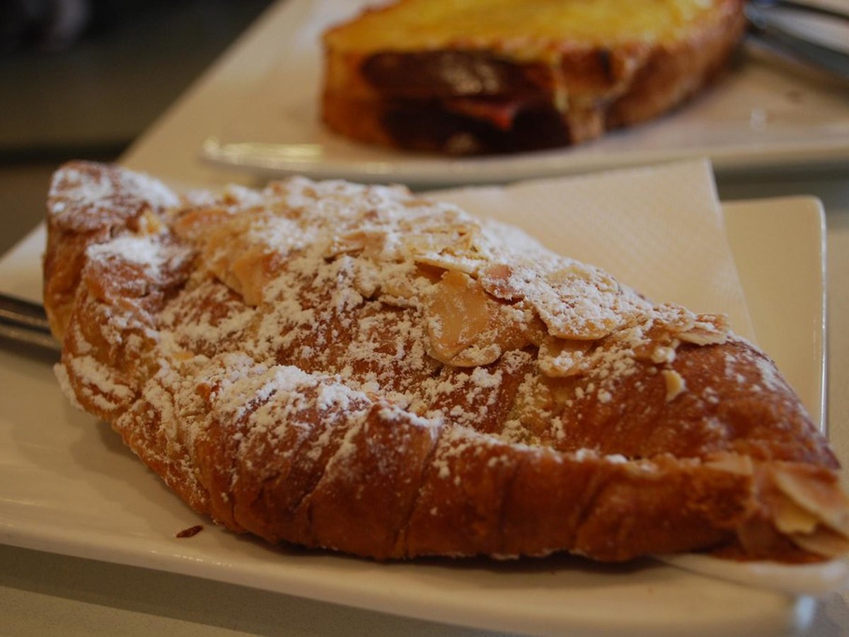 Angeschnittener Marzipankuchen aus der Kastenform