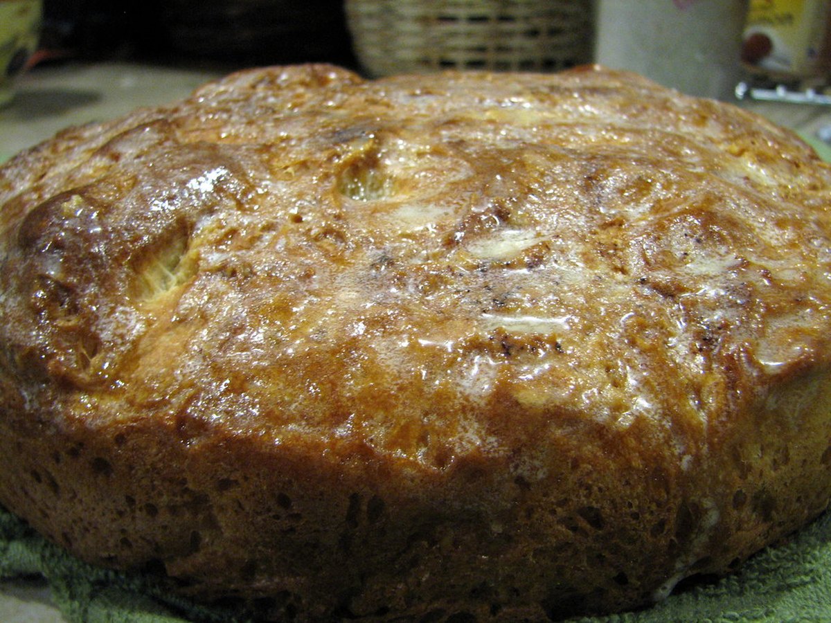 Kastenform mit Teig vor dem Backen