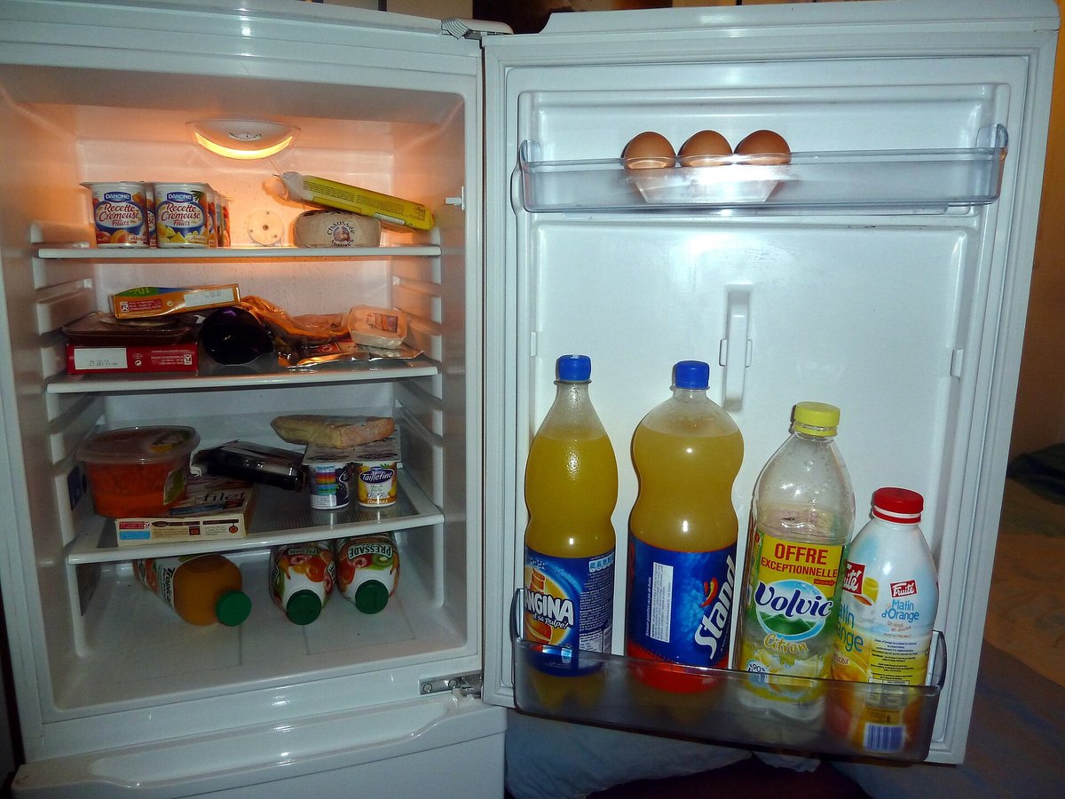 Gefüllter Kühlschrank mit Vorratsdosen