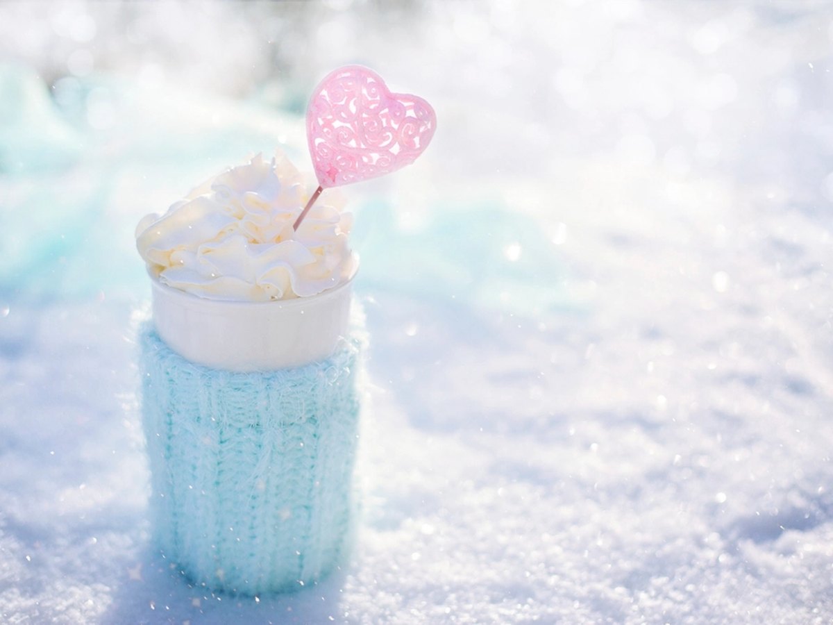Milchshake mit Sahne, Streuseln und Keks