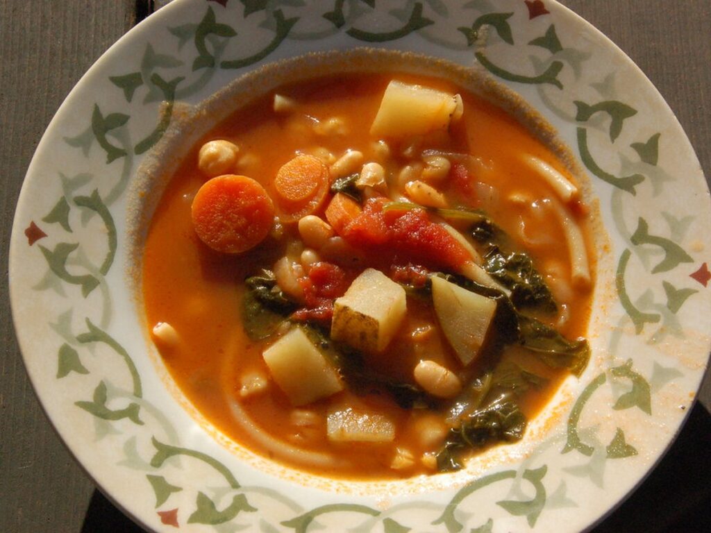 Minestrone mit Gemüse, Bohnen und Nudeln in einer Schale