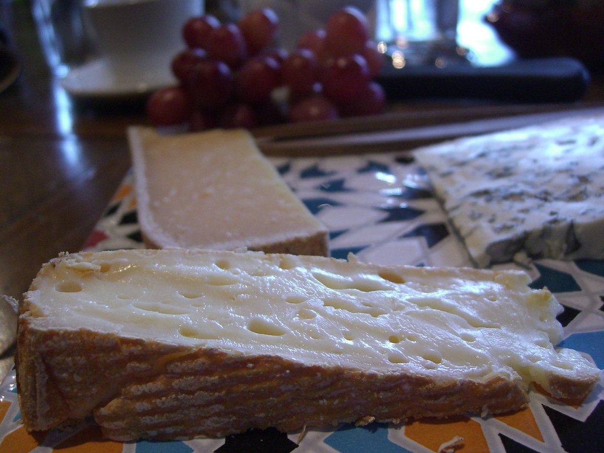 Parmesanrinde neben einem Stück Parmesan