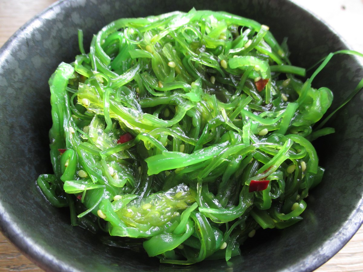 Wakame-Salat in einer Schale