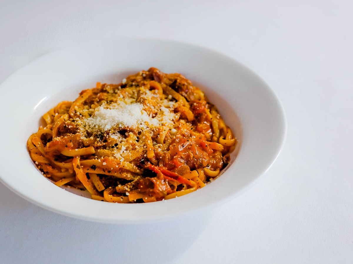 One-Pot-Pasta mit Tomaten und Spinat im Topf