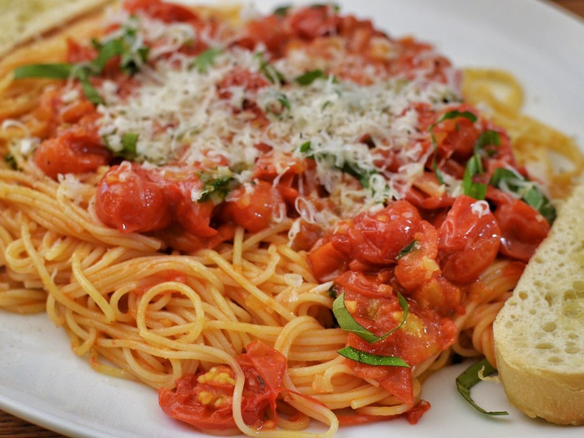 Angerichteter Teller Pasta mit Basilikum