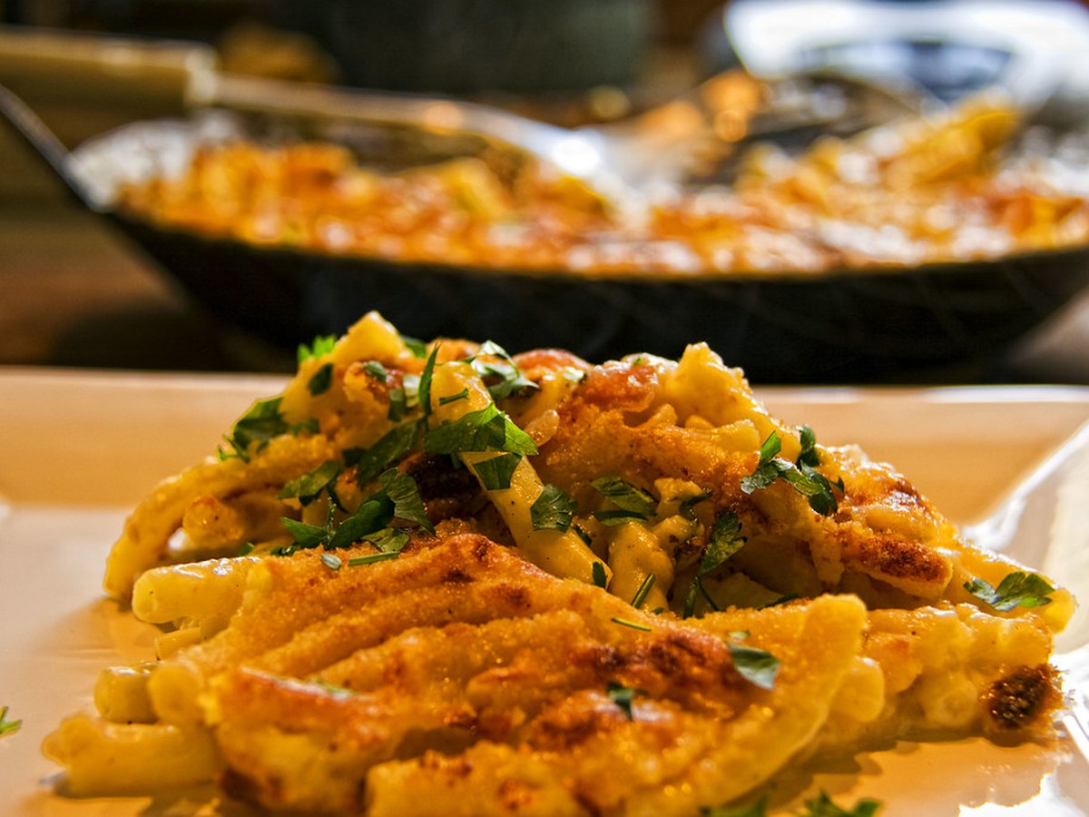 Eine Portion ueberbackener Nudelauflauf mit Petersilie
