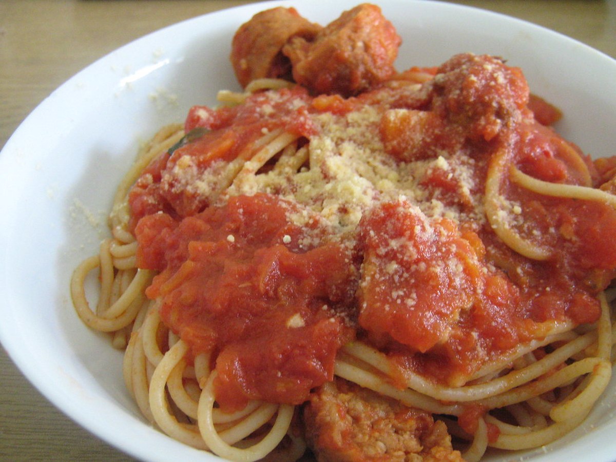 Spaghetti mit Tomatensoße und Basilikum auf einem Teller