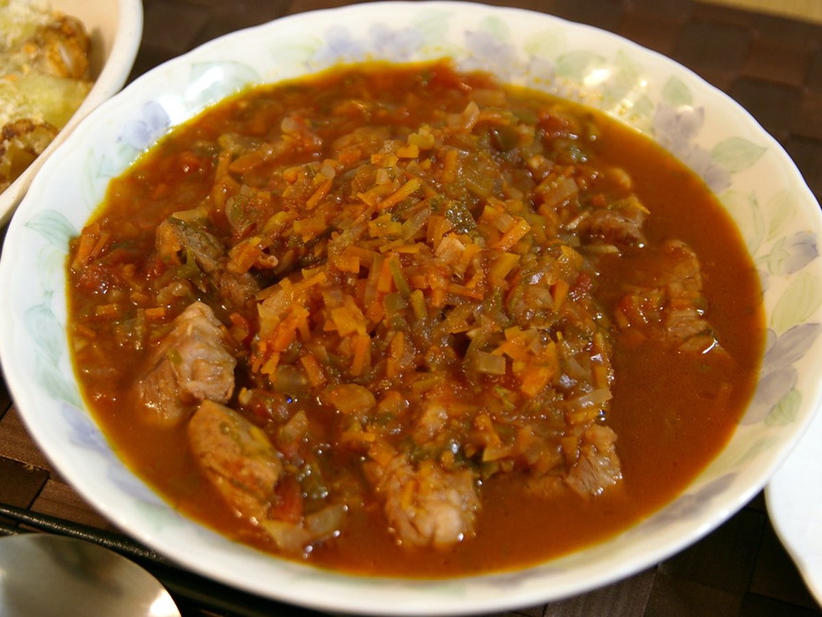 Zwiebel und Knoblauch dünsten in Olivenöl