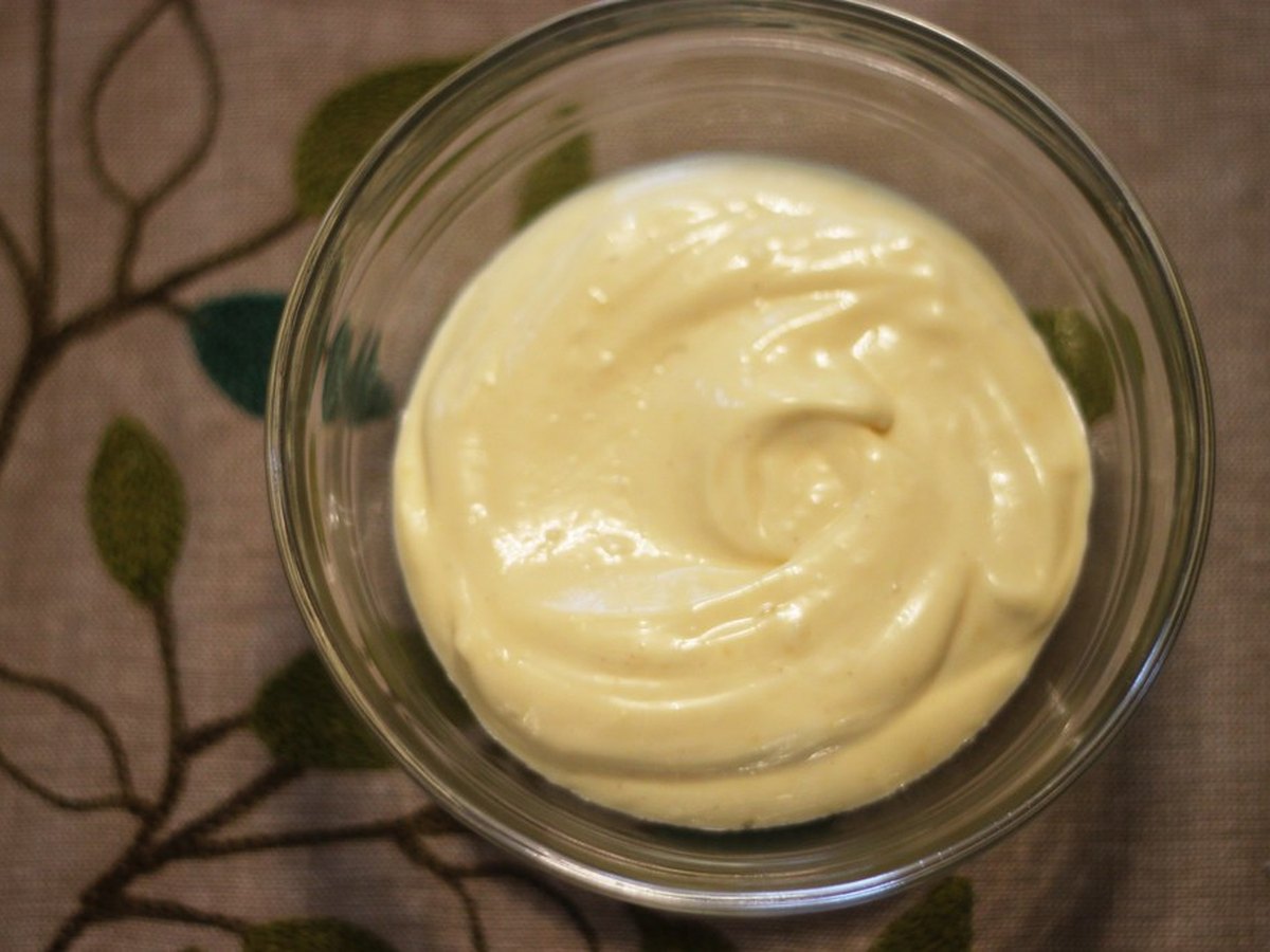 Helle Mayonnaise in einer Glasschale