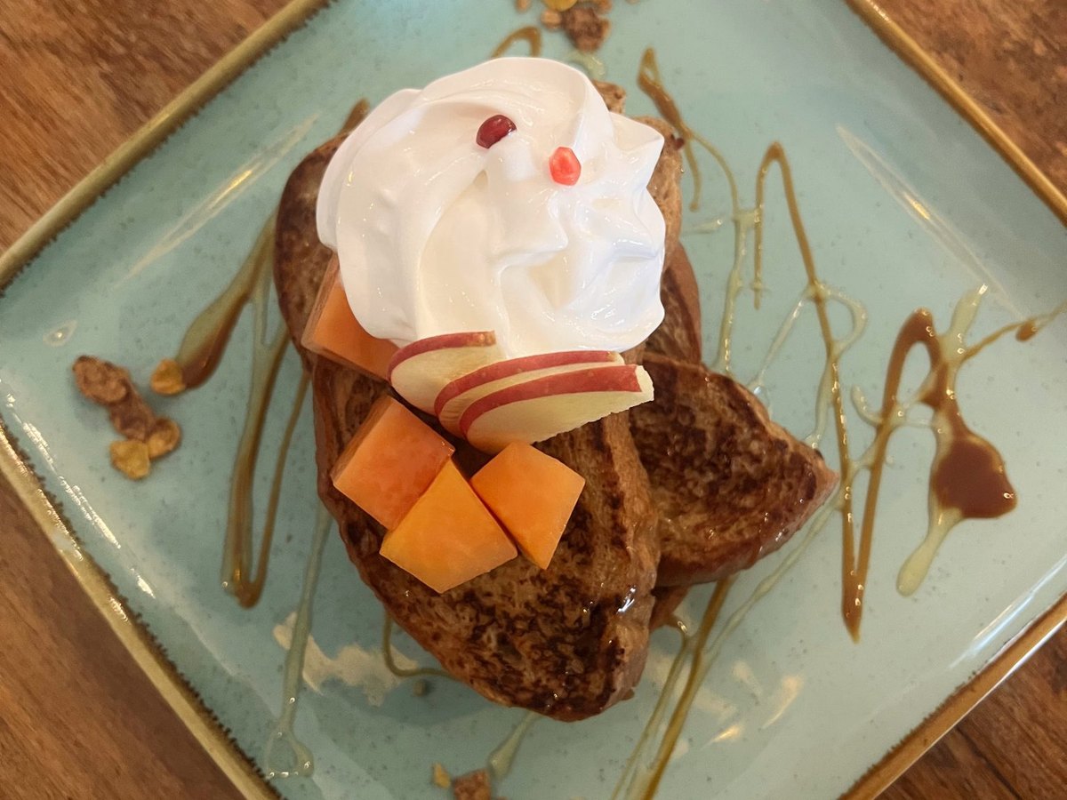 Ein Stück Obstkuchen mit Sahne