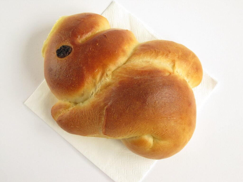 Gebackene Osterhasen aus Hefeteig mit Rosinenaugen