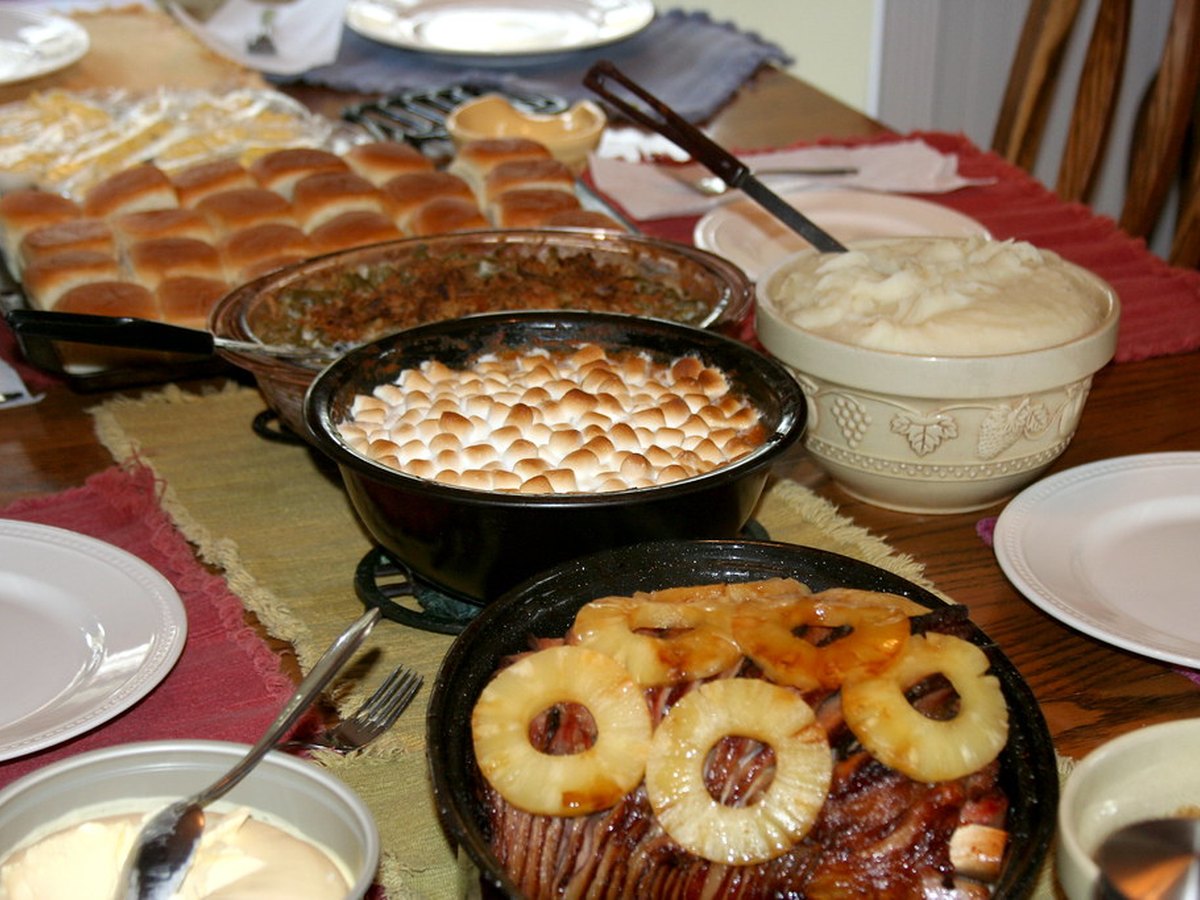 Gedeckter Ostertisch mit Lammbraten