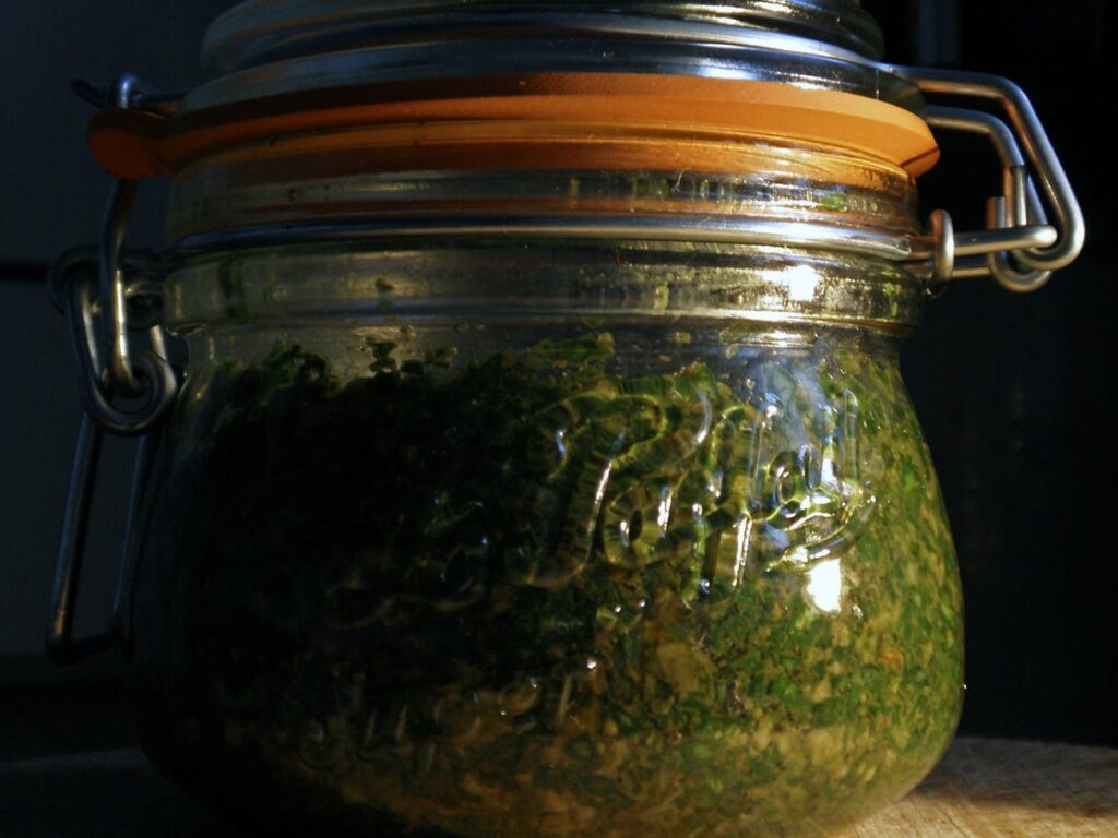 Grünes Pesto in einem Glas