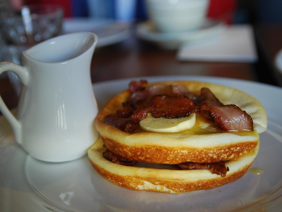 Pfannkuchen auf einem Teller angerichtet
