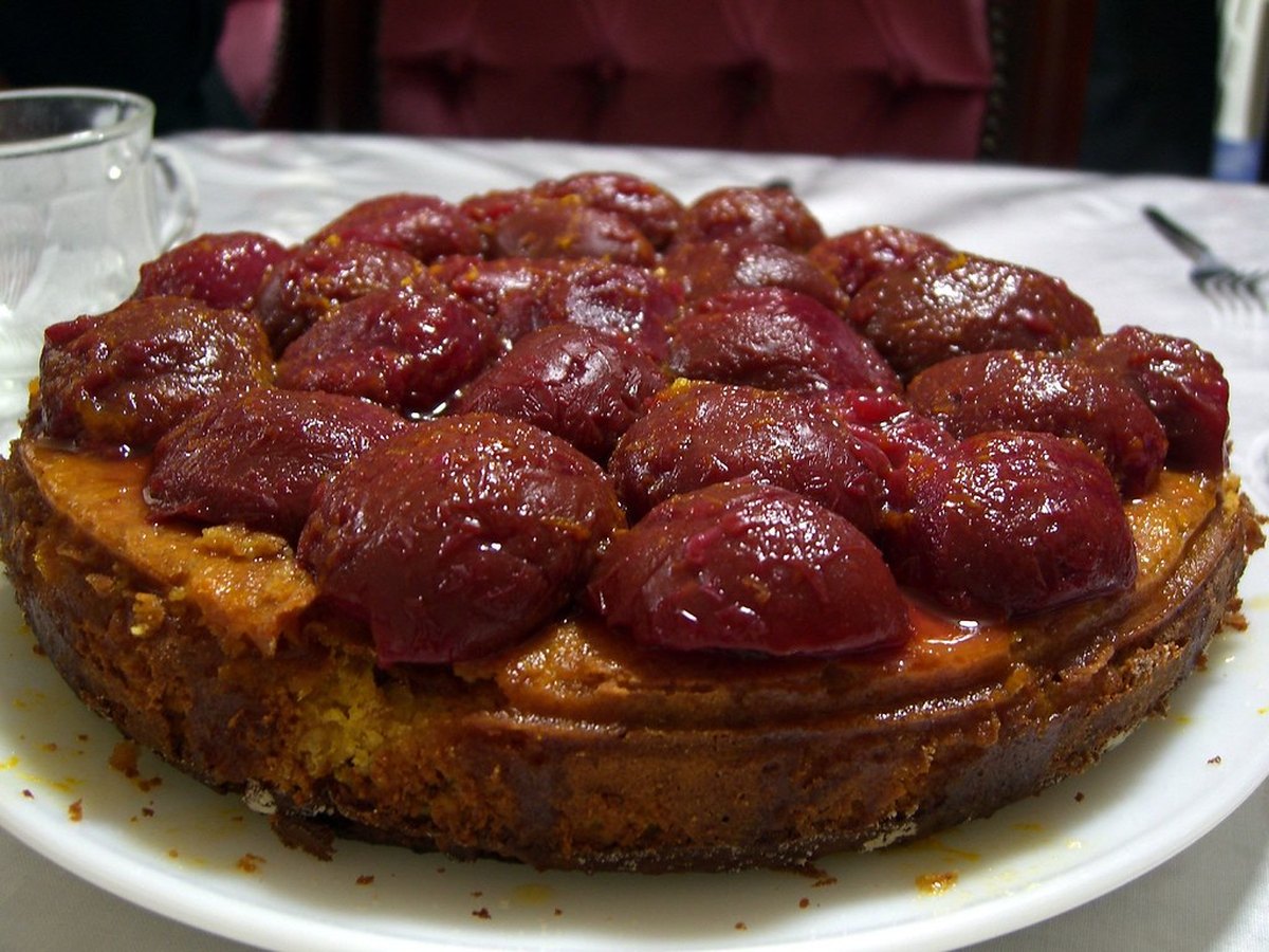 Eingekochte Pflaumen als Dessert in einer Schale