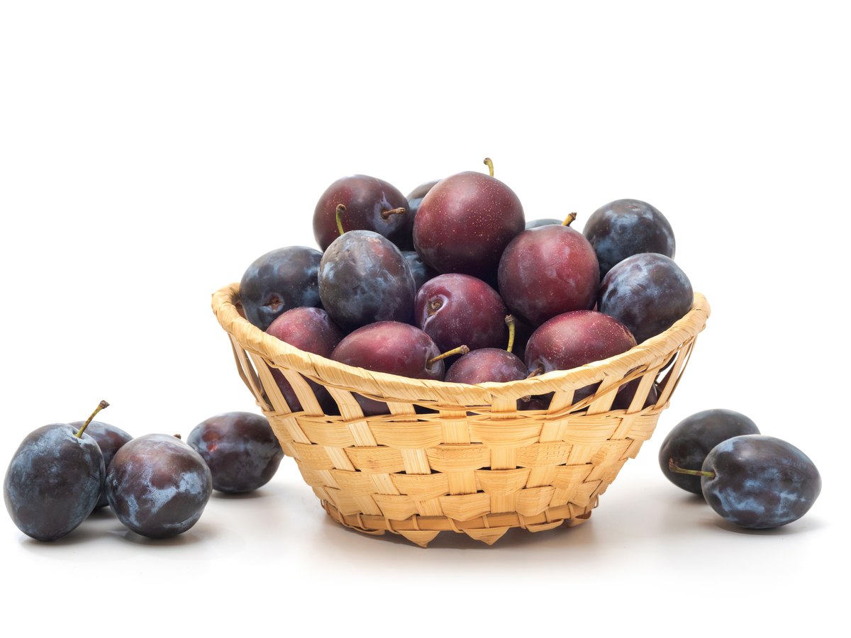 Frische Pflaumen in einem Korb