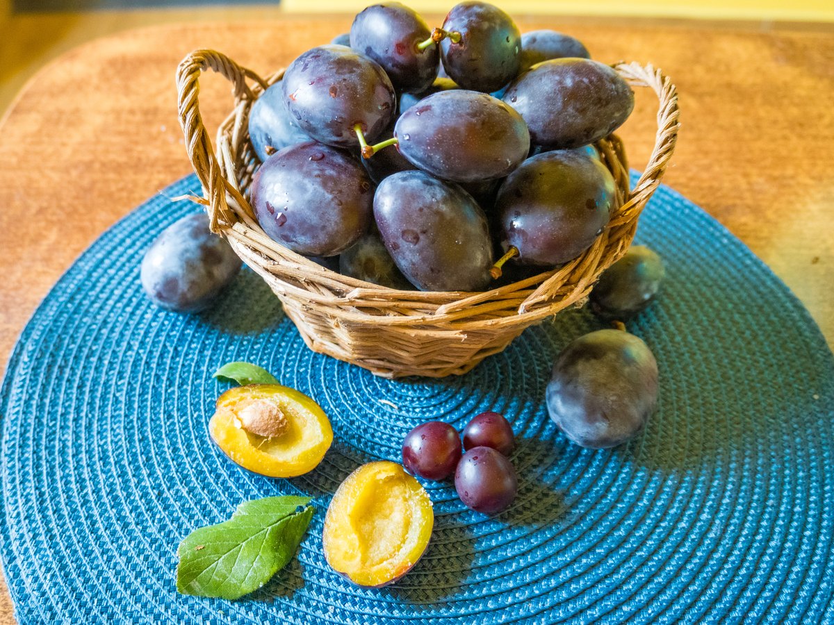 Korb mit frischen reifen Pflaumen
