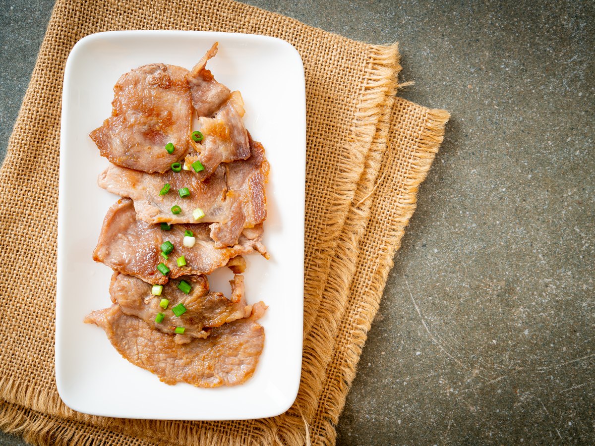 In Scheiben geschnittenes Schweinefleisch nach asiatischer Art
