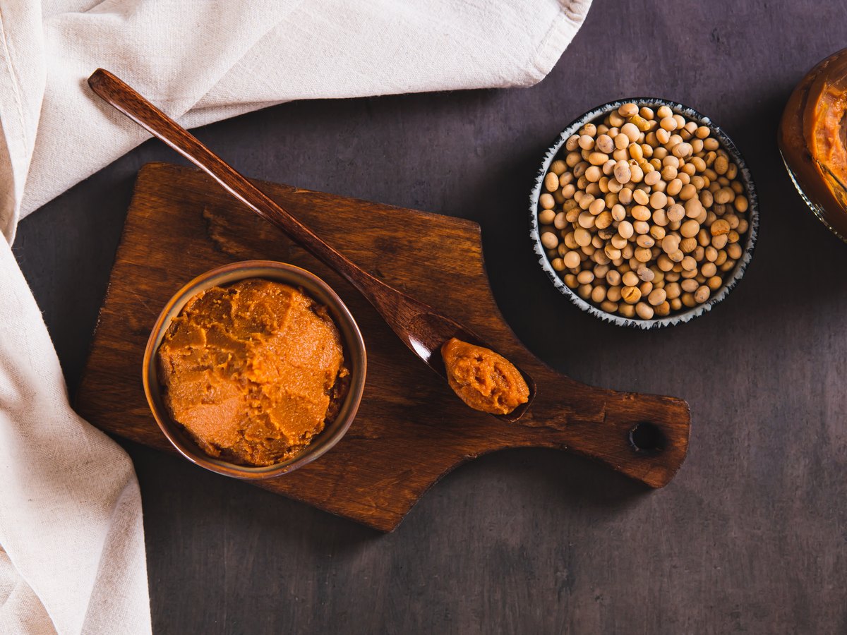 Miso-Paste in einer braunen Schale