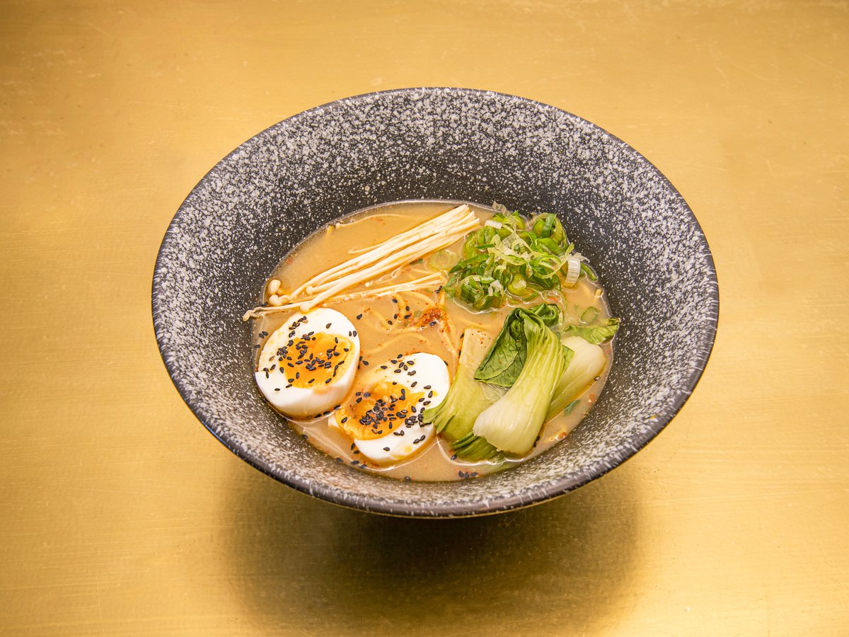 Japanische Ramen mit Nudeln, Pilzen und Ei