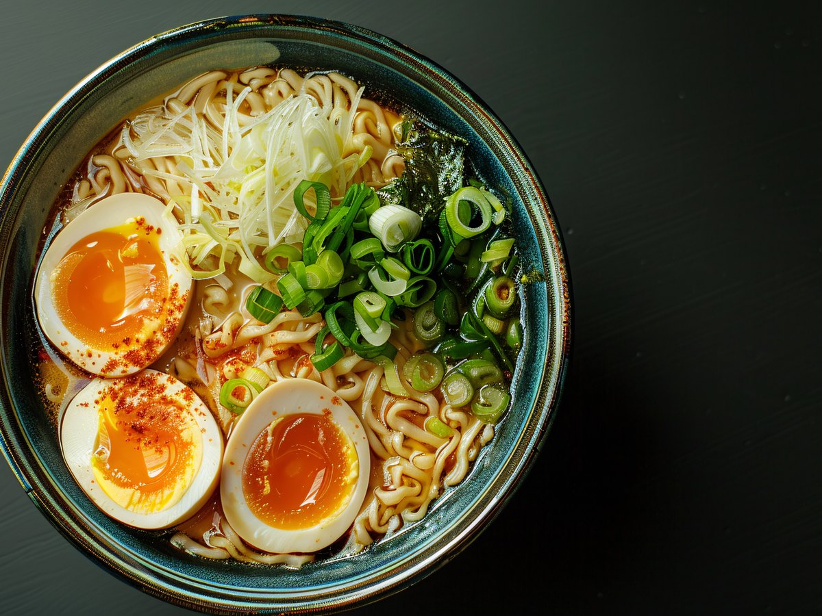 Ramen-Schale mit Ei und Gemüse