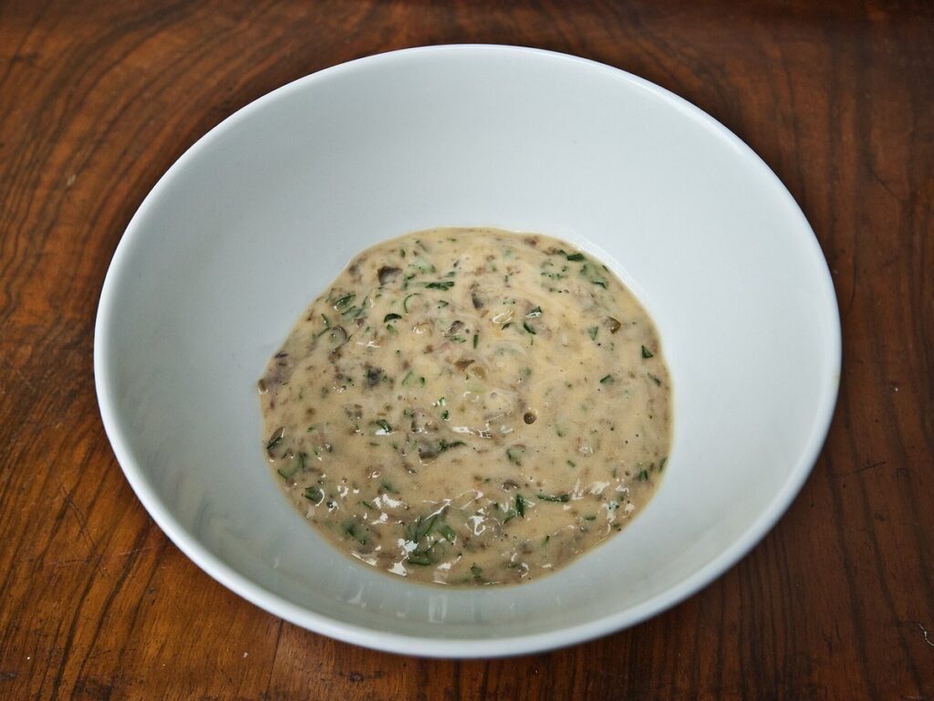Selbstgemachte Remoulade in einer Schüssel mit Kräutern