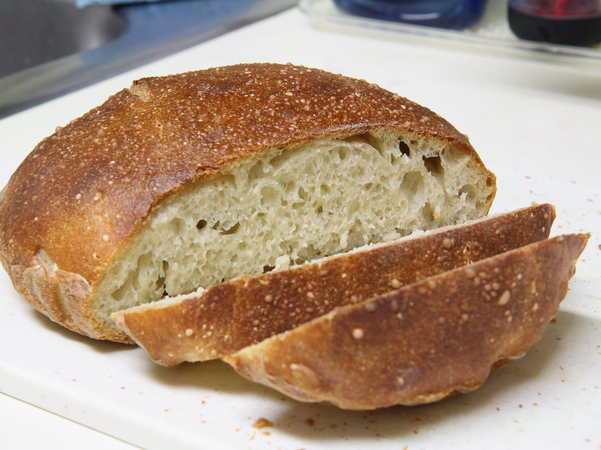 Angeschnittenes Brot mit lockerer Krume