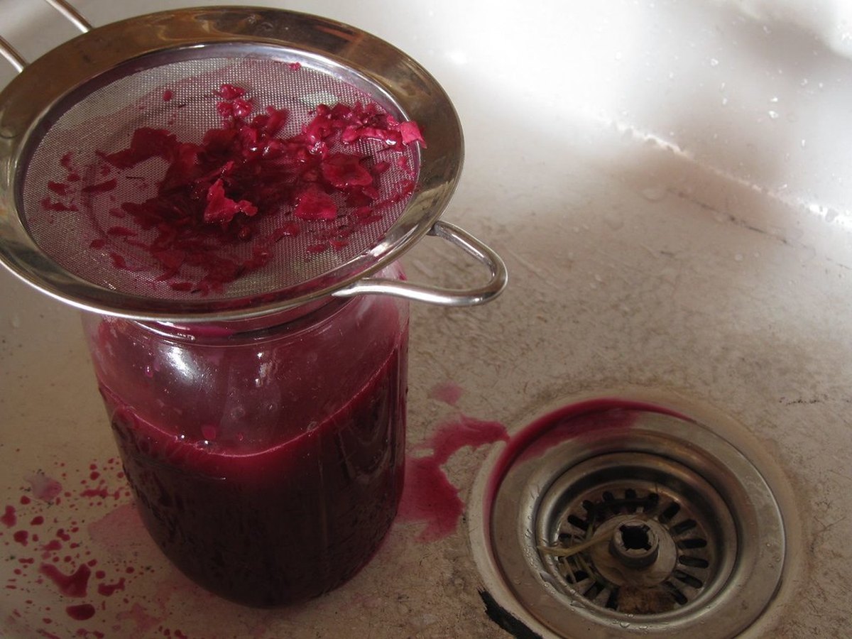 Heiße Marmelade wird in Gläser gefüllt