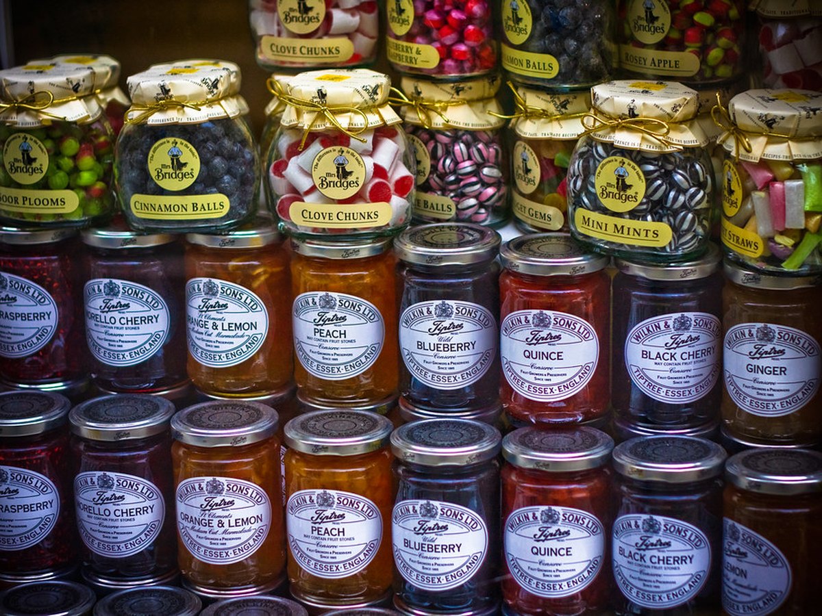 Mehrere verschlossene Marmeladengläser stehen aufgereiht