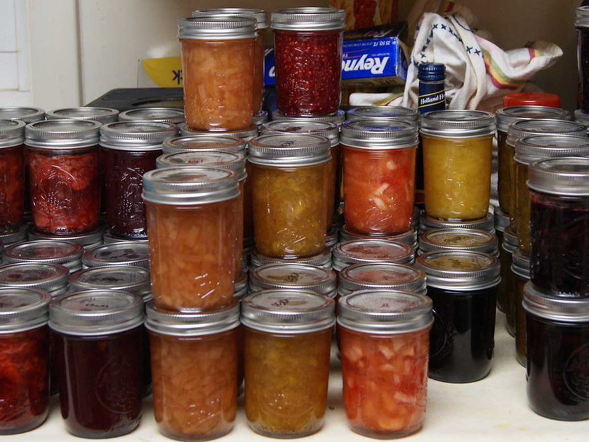 Erdbeermarmelade kocht sprudelnd in einem Topf