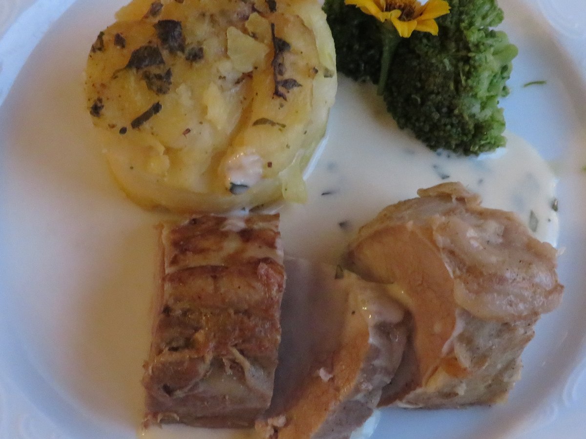 Kartoffelgratin als Beilage auf einem Teller