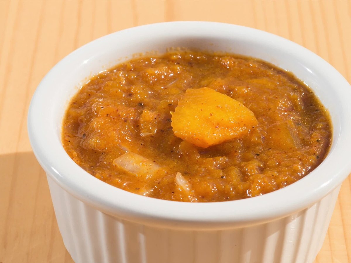 Kürbissuppe wird im Standmixer püriert