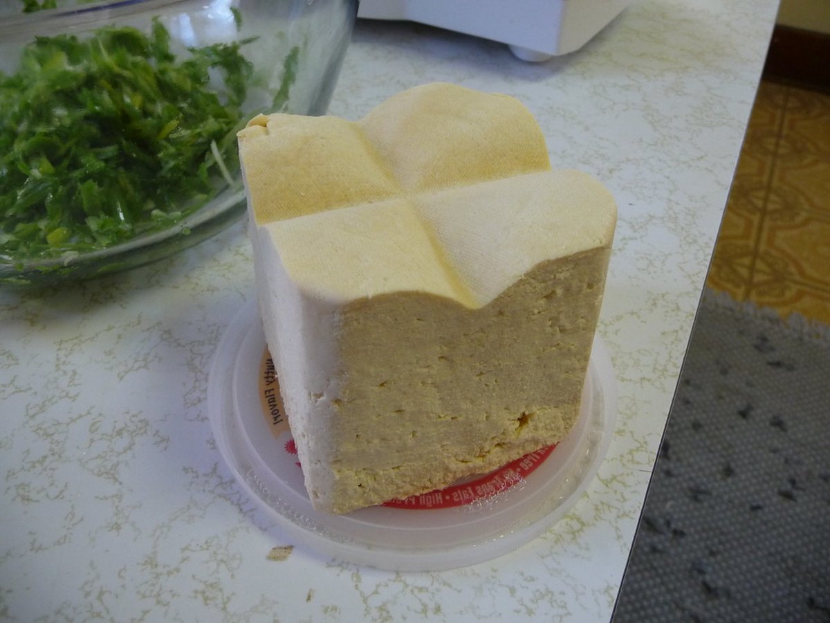 Tofuwürfel in Speisestärke gewendet