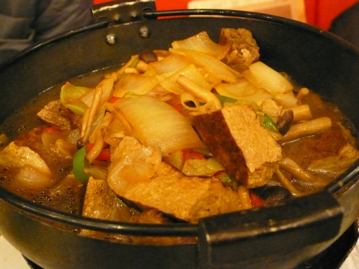 Räuchertofu wird in Würfel geschnitten