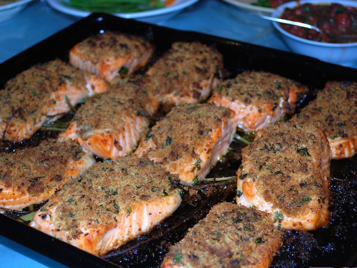 Lachsfilet mit Zitrone, Dill und Ofengemüse auf einem Blech