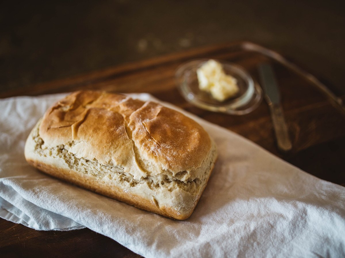 Frisches Brot aus dem Brotbackautomaten