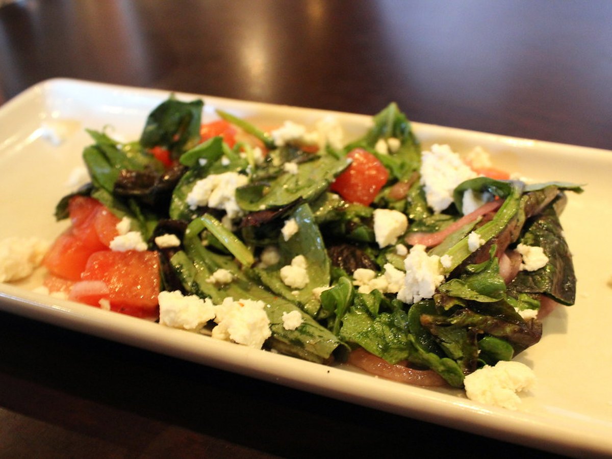 Wassermelonen-Feta-Salat mit Minze in einer Schüssel