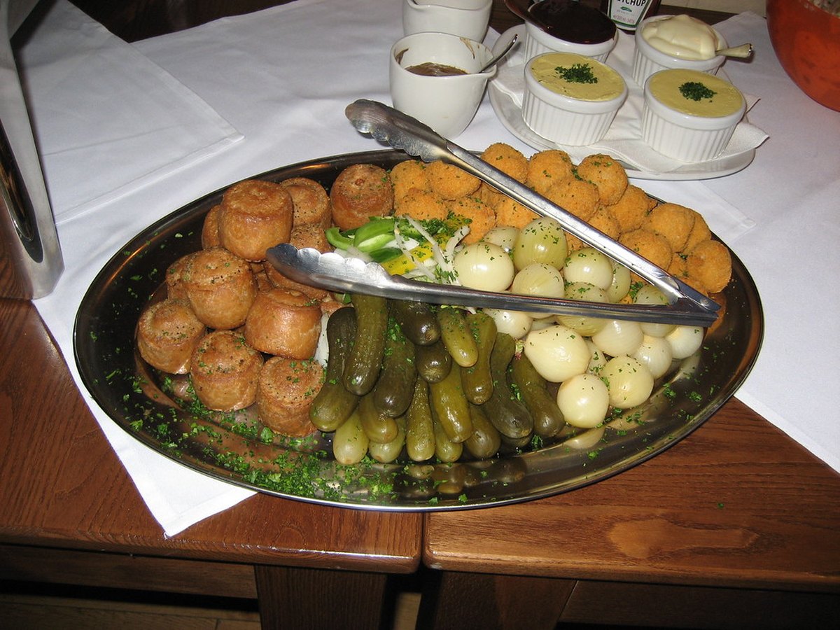 Silberzwiebeln und Gewürzgurken in kleinen Schälchen
