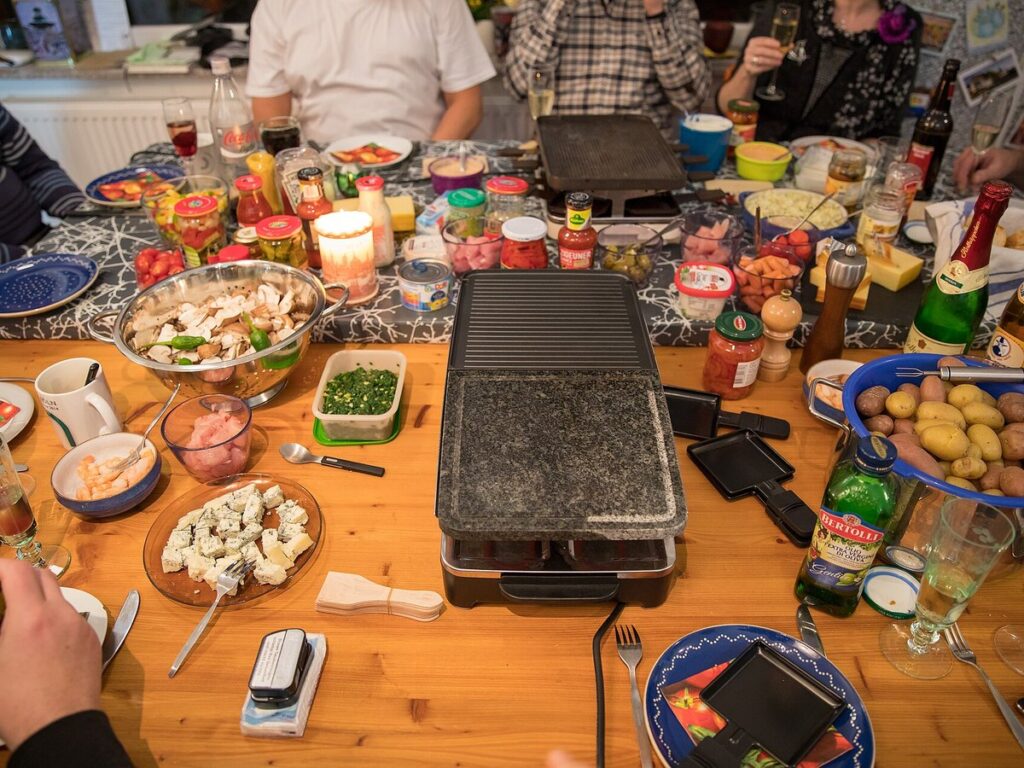 Geschmolzener Raclettekäse in einem Pfännchen