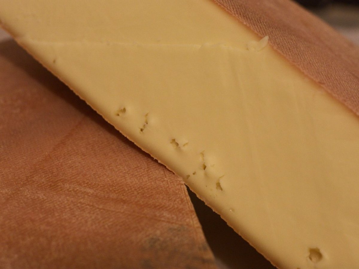 Dünne Scheiben Raclettekäse