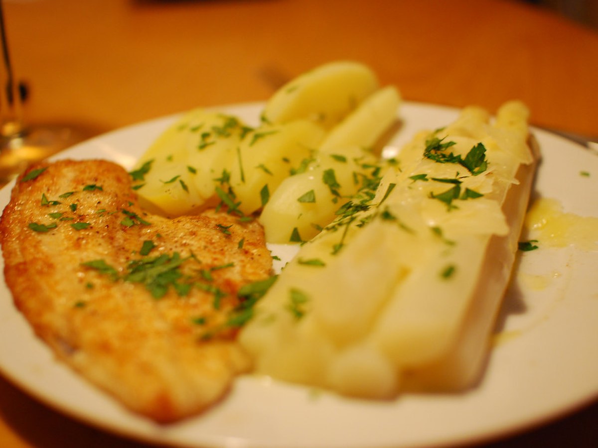 Geschmolzener Käse über Kartoffeln auf einem Teller