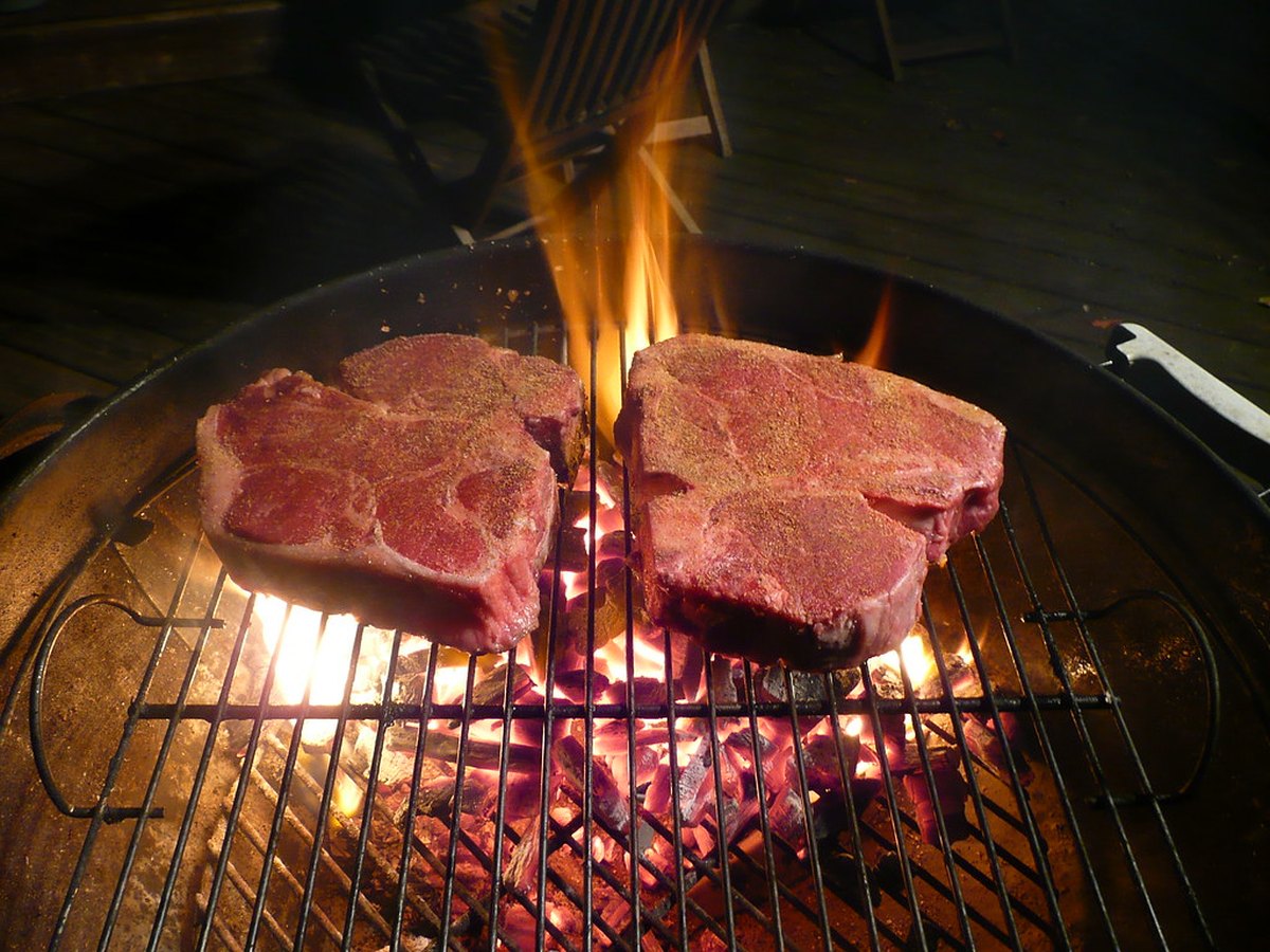 Steak auf heißem Grillrost